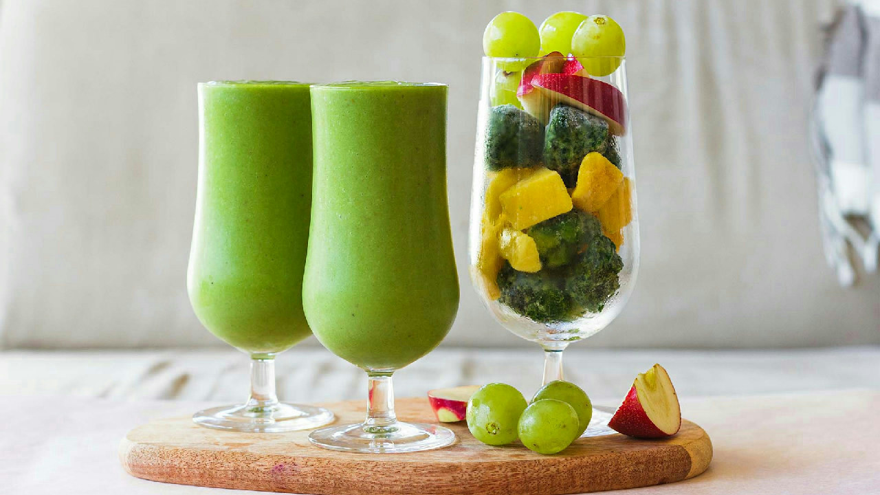 Refreshing Spinach Broccoli Mango Green Smoothie