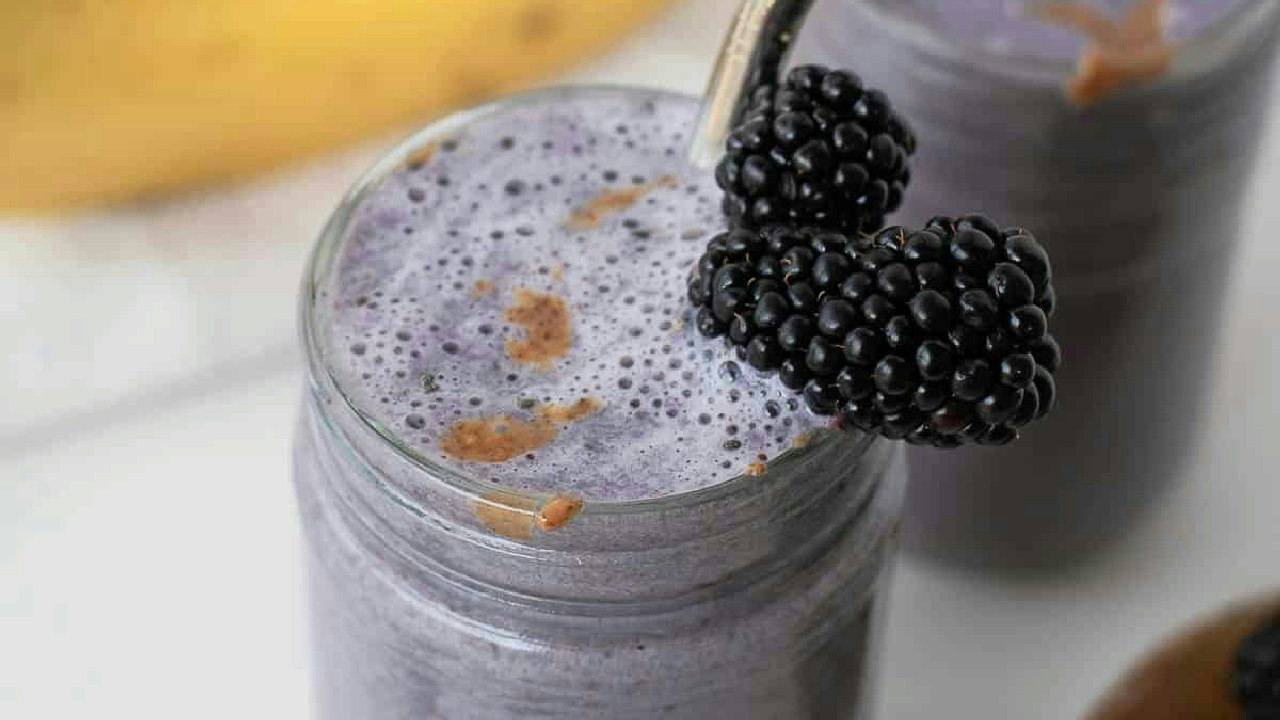 Easy Blackberry Smoothie with Almond Milk and Cauliflower