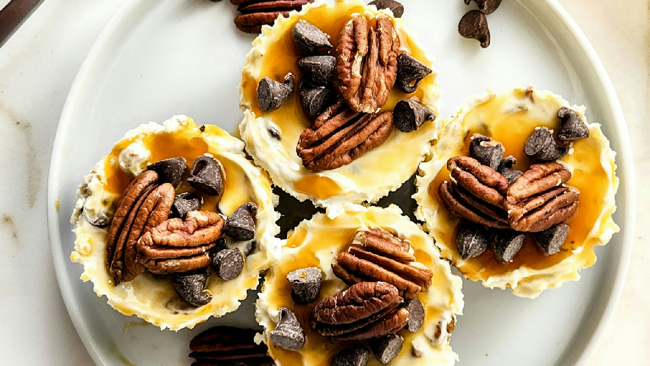 No Bake Mini Turtle Cheesecakes