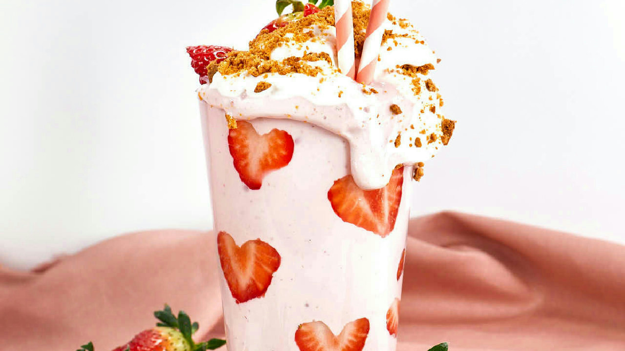 Strawberry Cheesecake Smoothie (With Cottage Cheese!)
