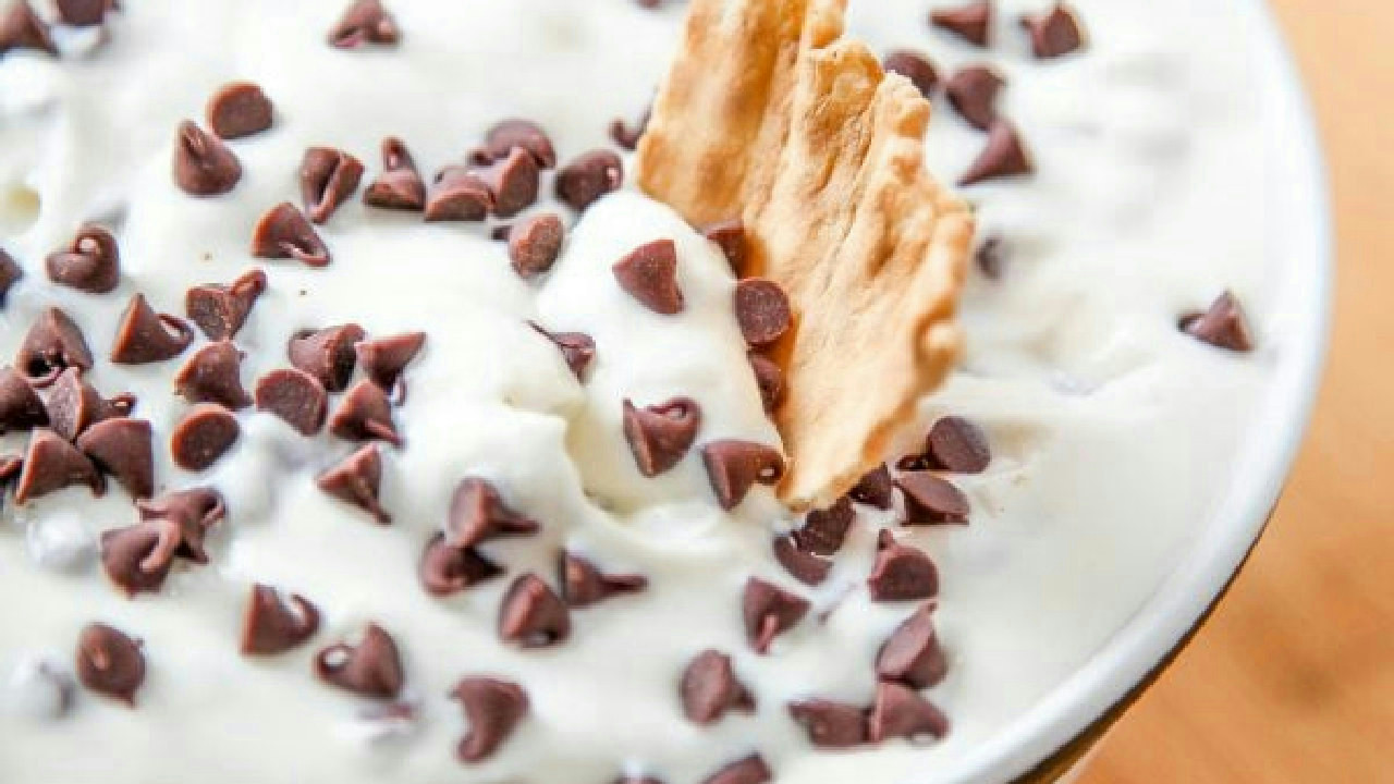 Easy Chocolate Chip Cannoli Dip Easy Chocolate Chip Cannoli Dip
