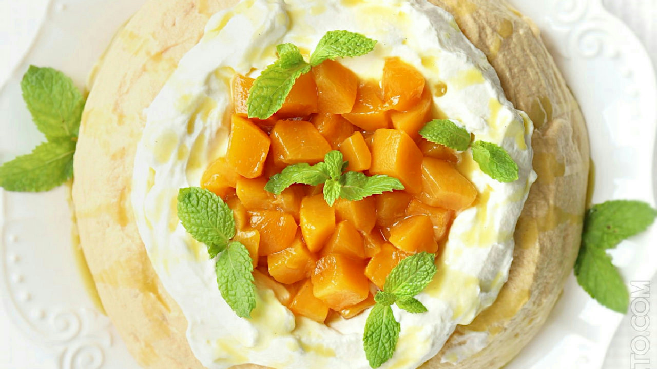 Keto Pavlova with Peaches and Cream Keto Pavlova with Peaches and Cream