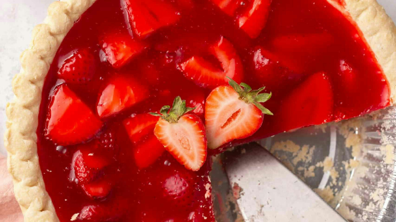Easy Fresh Strawberry Pie with Jello (Just 157 Calories!) Easy Fresh Strawberry Pie with Jello (Just 157 Calories!)