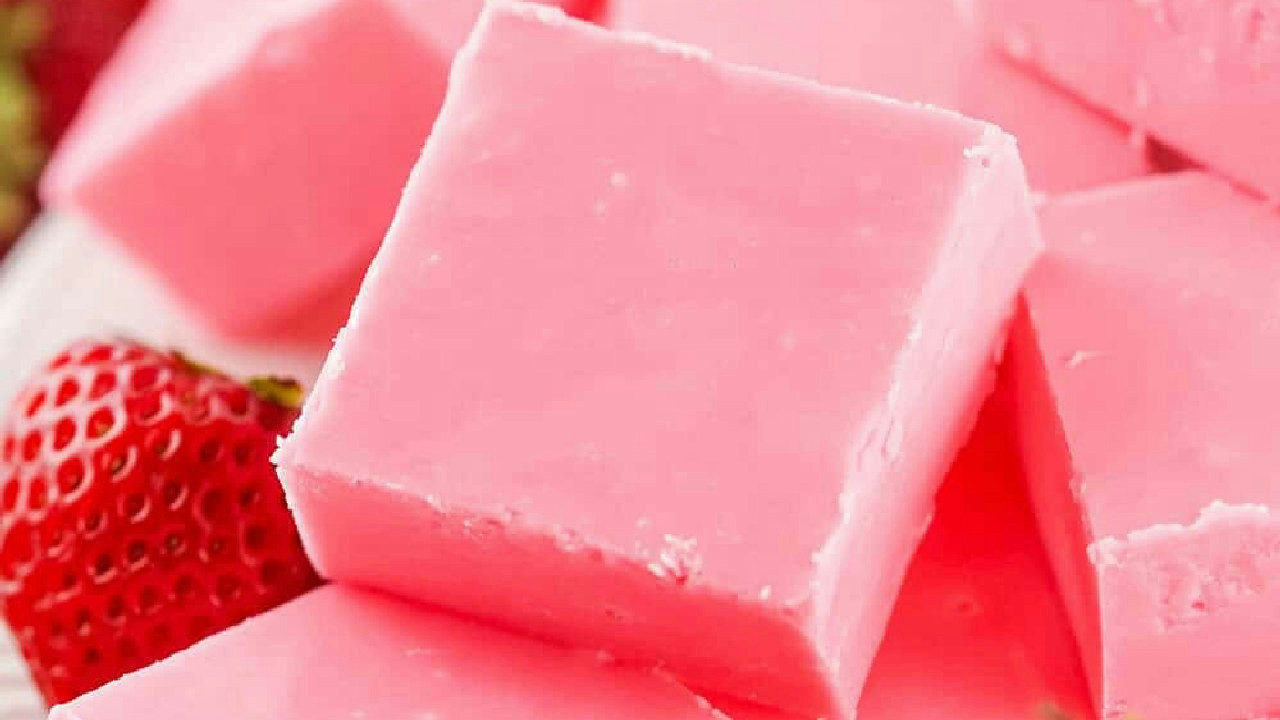 2-Ingredient Strawberry Fudge (Quick Pink Fudge)