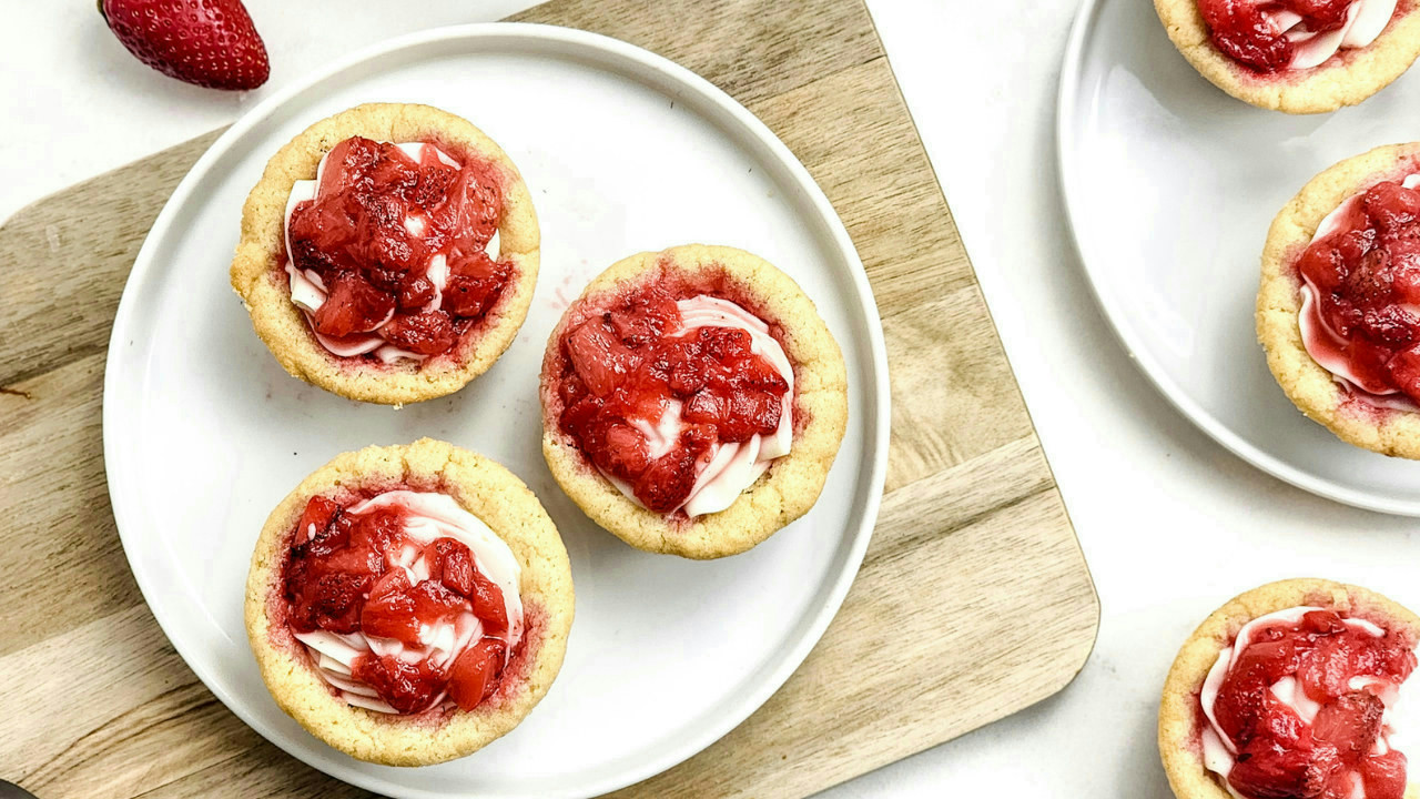 Strawberry Cheesecake Stuffed Cookie Cups Strawberry Cheesecake Stuffed Cookie Cups