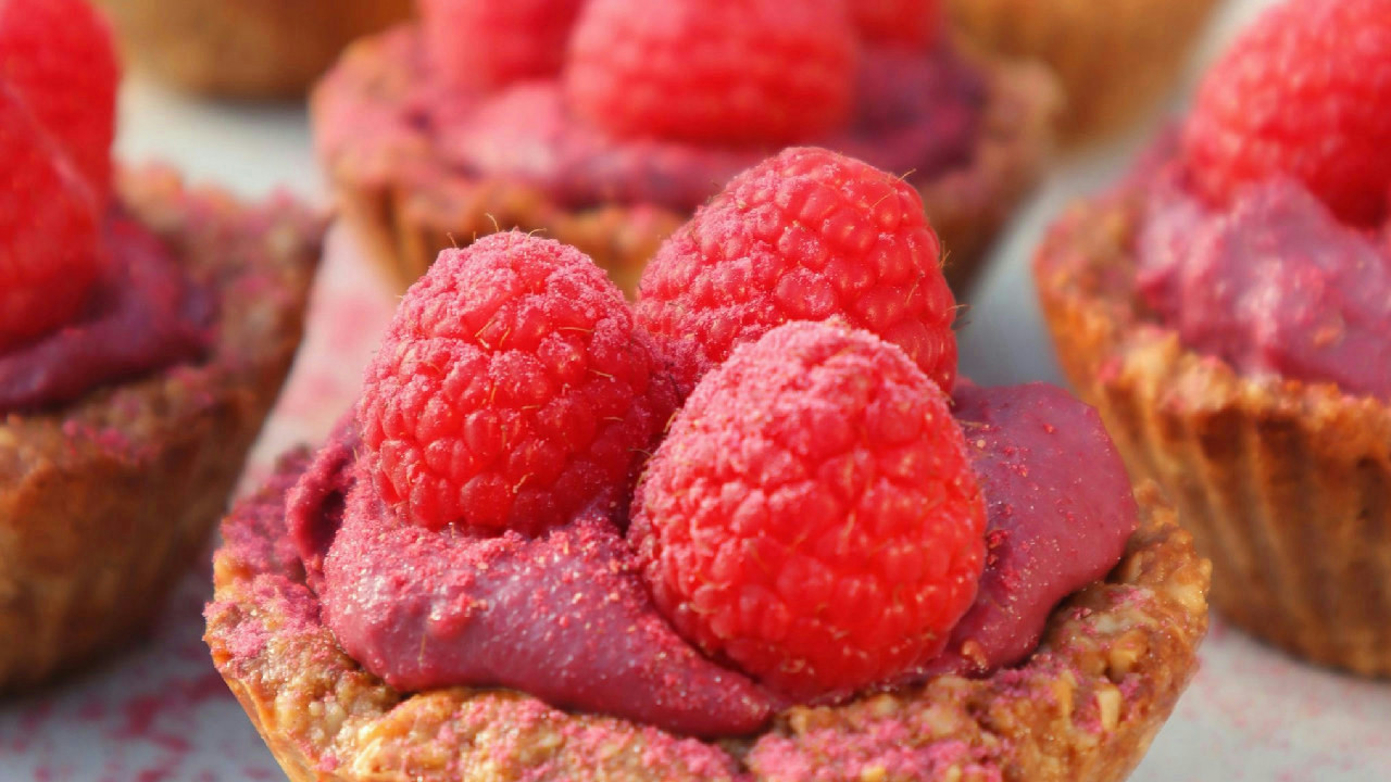 Vegan & gluten-free raspberry tartelettes with cashew cream