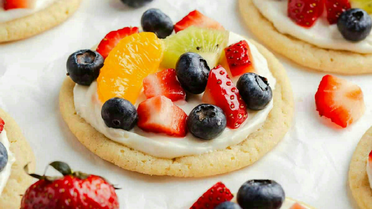 These Sugar Cookie Fruit Pizzas Are the Cutest Summer Dessert These Sugar Cookie Fruit Pizzas Are the Cutest Summer Dessert