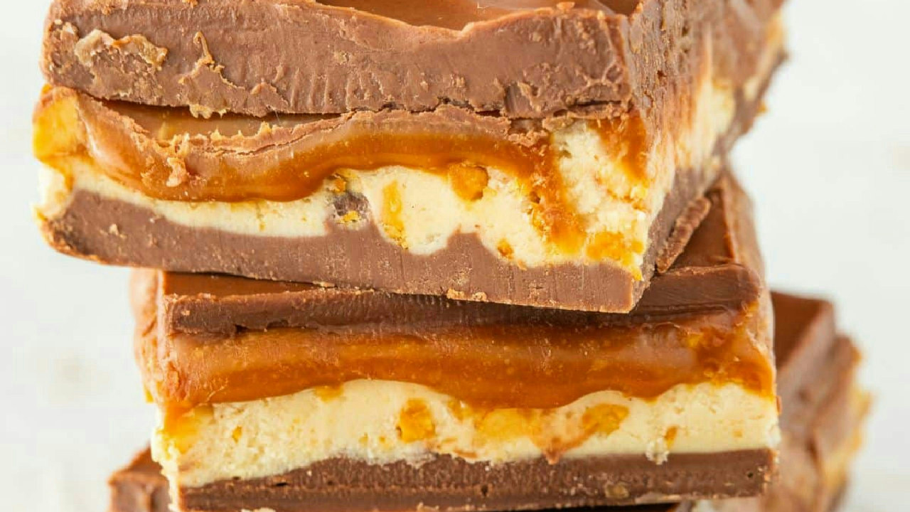 Easy Snickers Candy Bar Fudge Recipe