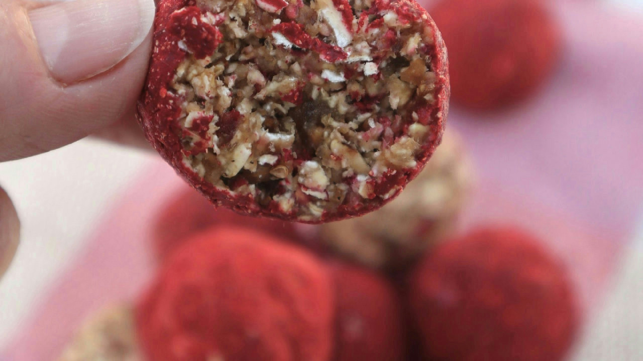 Vegan, gluten-free & fat-free raspberry bliss balls