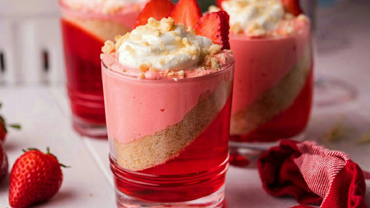 Layered Strawberry Jello Cups Layered Strawberry Jello Cups