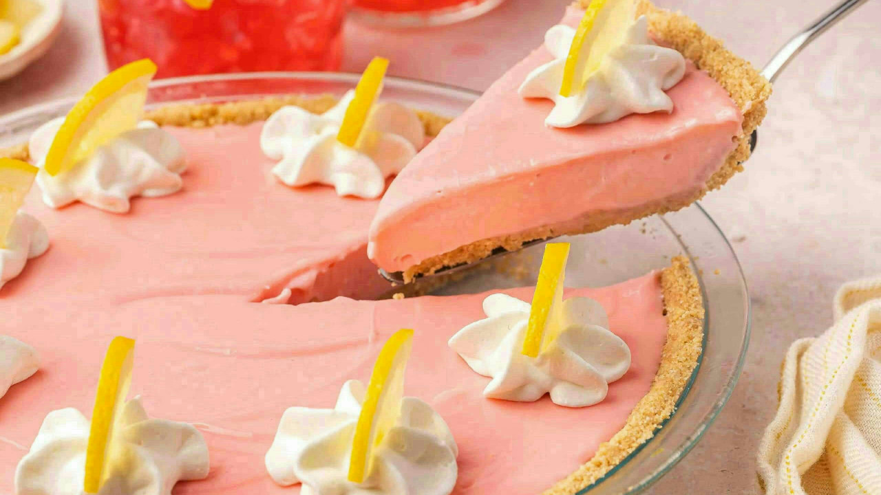 The Only No-Bake Pink Lemonade Pie You'll Ever Need This Summer 🍋 The Only No-Bake Pink Lemonade Pie You'll Ever Need This Summer 🍋