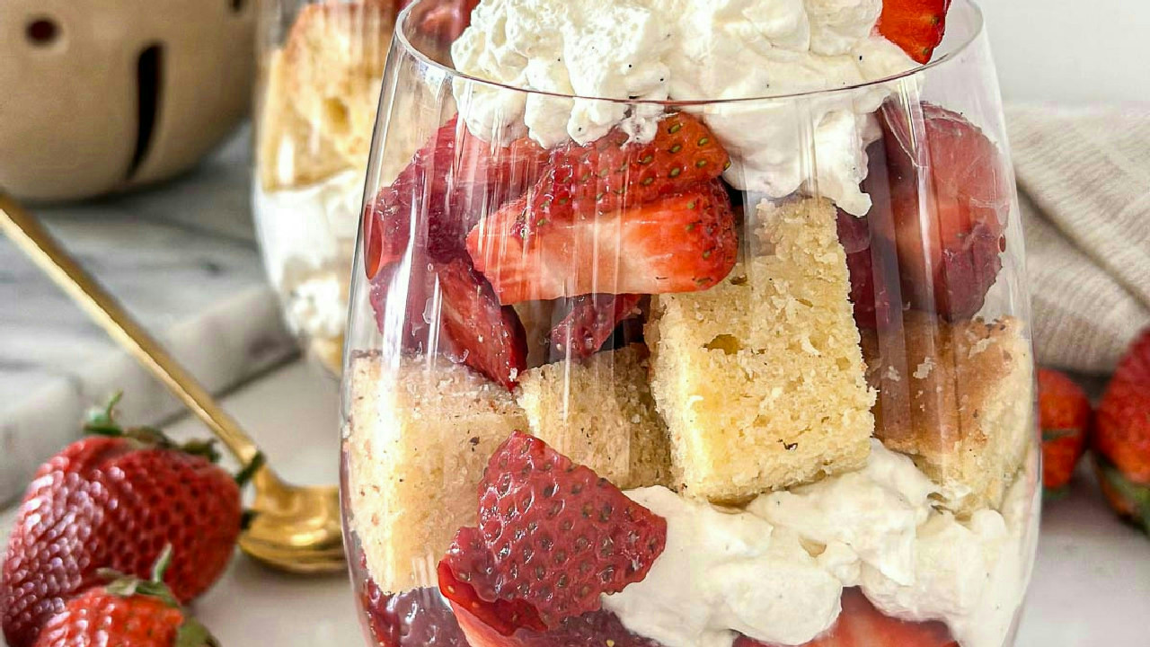 Easy Strawberry Shortcake Parfaits (With Pound Cake) Easy Strawberry Shortcake Parfaits (With Pound Cake)
