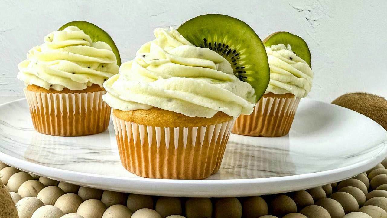 Almond and Kiwi Cupcakes Almond and Kiwi Cupcakes