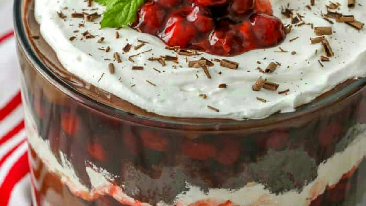Black Forest Chocolate Trifle {5 ingredients} Black Forest Chocolate Trifle {5 ingredients}