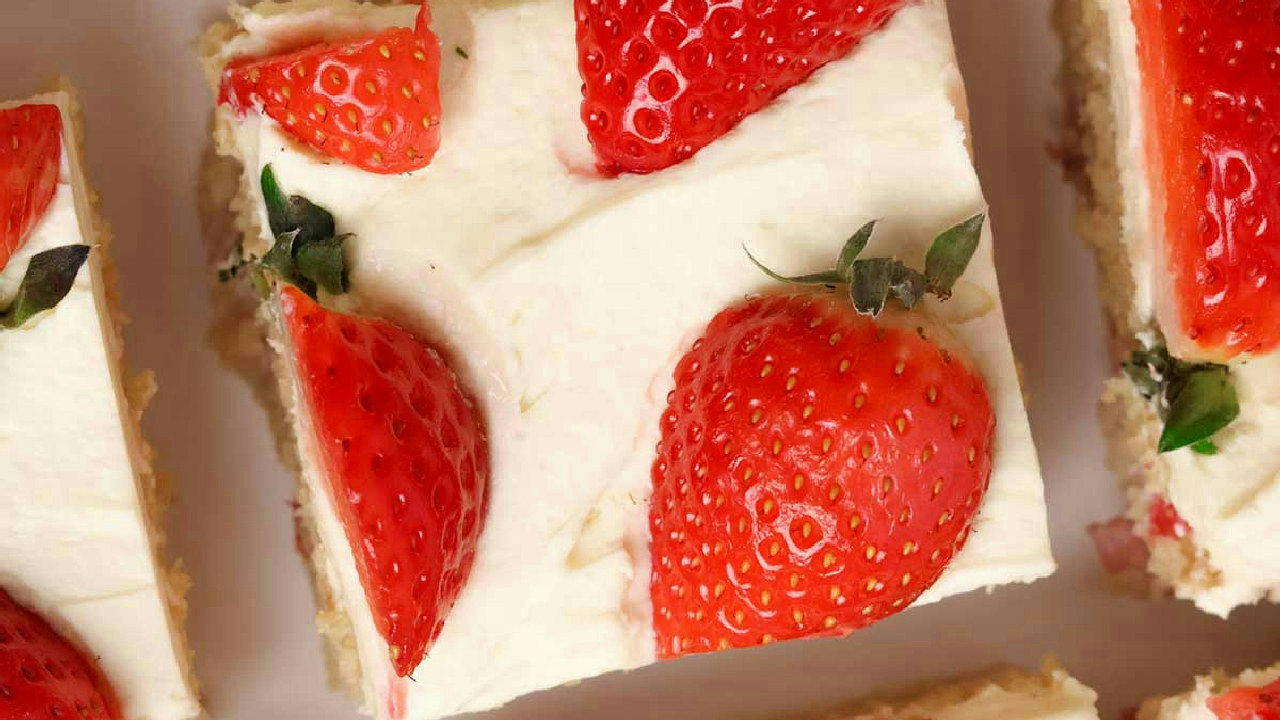 Strawberry White Chocolate Traybake Strawberry White Chocolate Traybake
