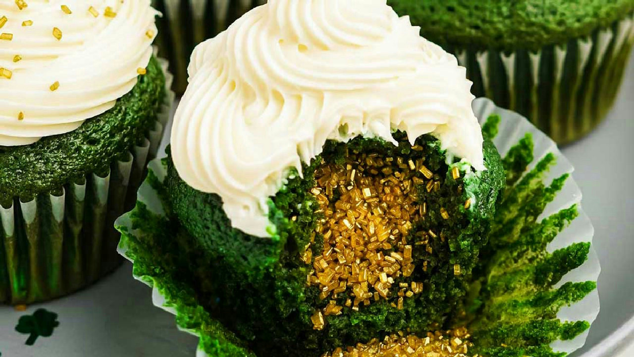 Green Velvet Cupcakes Green Velvet Cupcakes