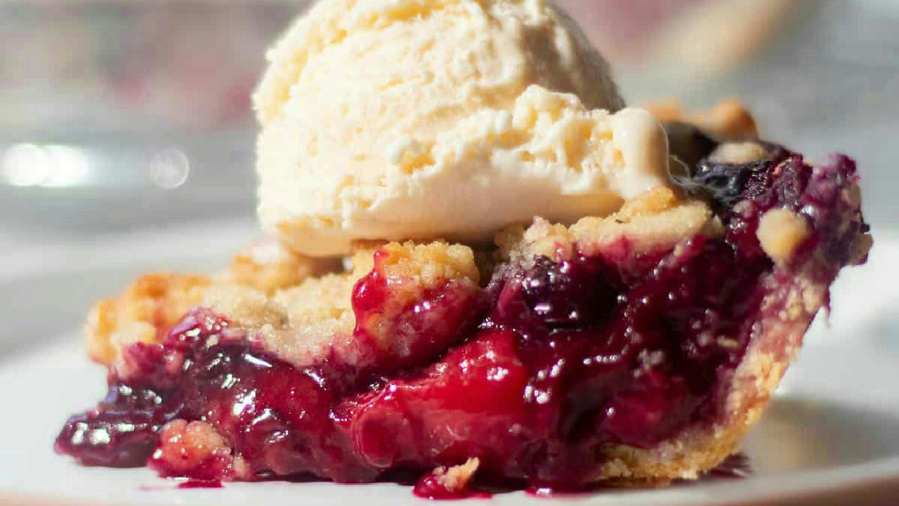 Strawberry Blueberry Pie (Fresh or Frozen Berry Filling) & Crumb Topping! Strawberry Blueberry Pie (Fresh or Frozen Berry Filling) & Crumb Topping!