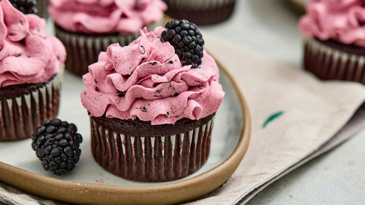 Chocolate Blackberry Velvet Cupcakes Chocolate Blackberry Velvet Cupcakes