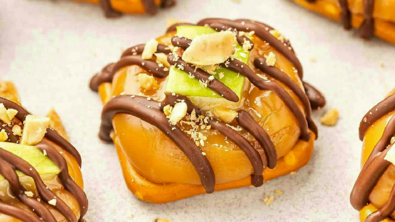 Caramel Apple Pretzel Bites with Chocolate Caramel Apple Pretzel Bites with Chocolate