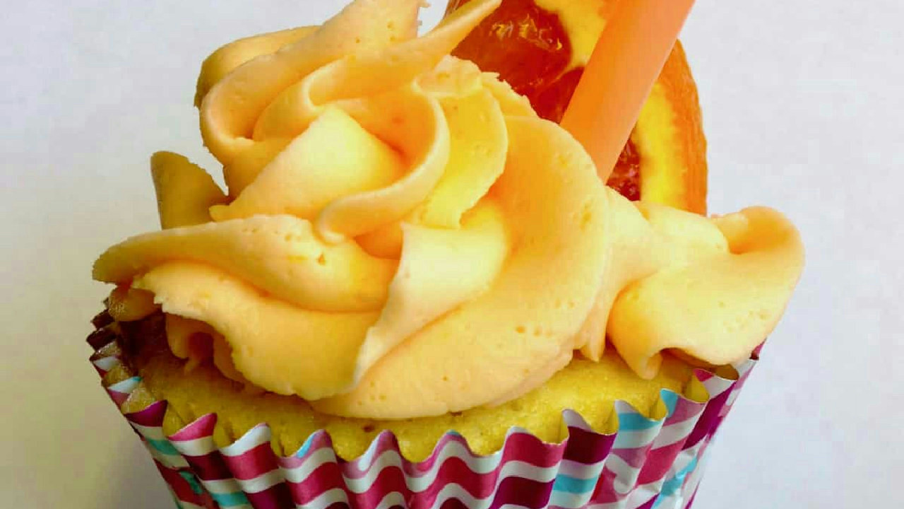 Orange Cupcakes with Buttercream Frosting Orange Cupcakes with Buttercream Frosting