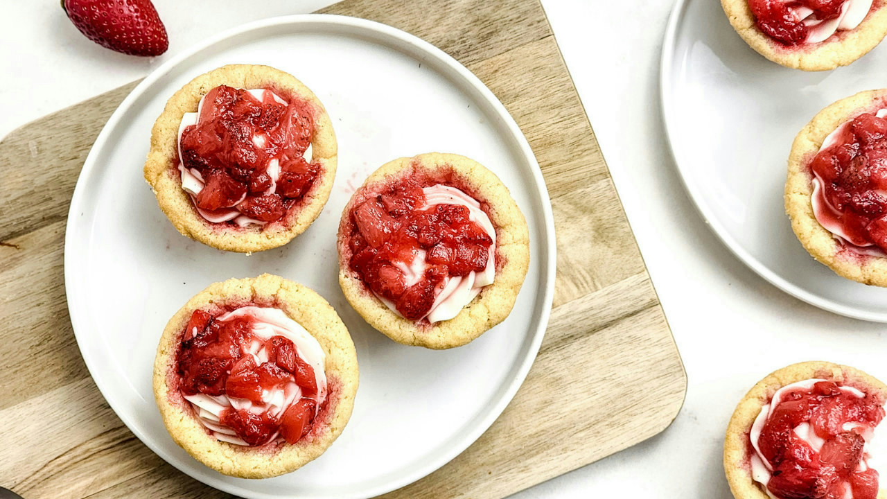 Strawberry Cheesecake Stuffed Cookie Cups