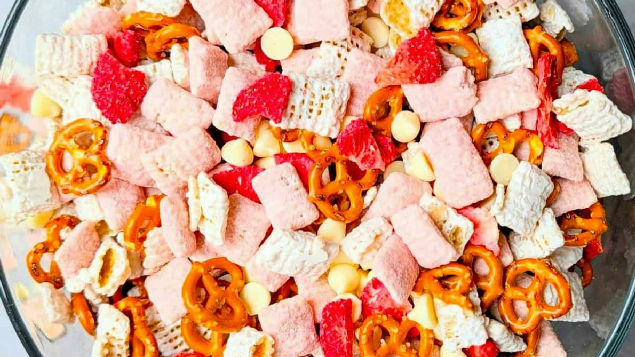 Strawberry Puppy Chow: Delicious and Easy Snack