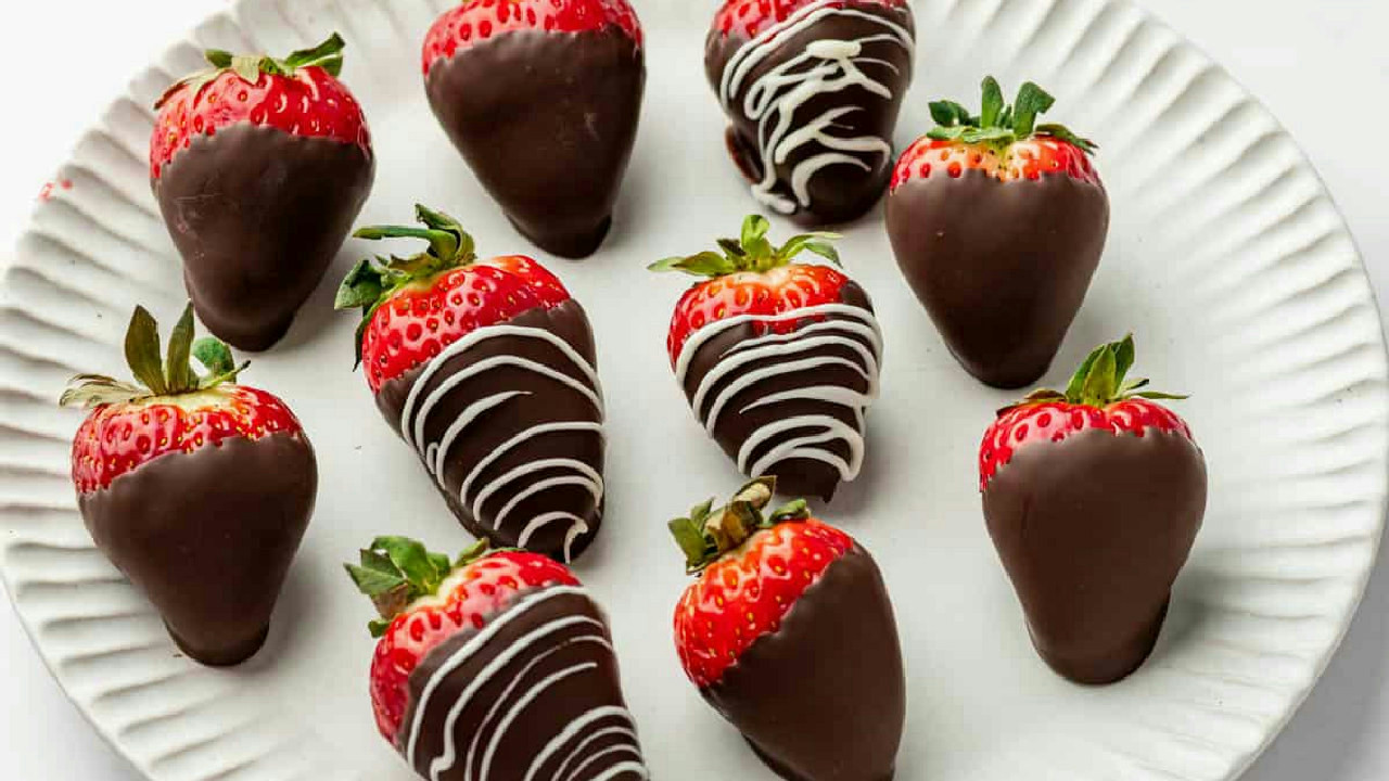 Easy Chocolate Covered Strawberries (3 Ingredients)