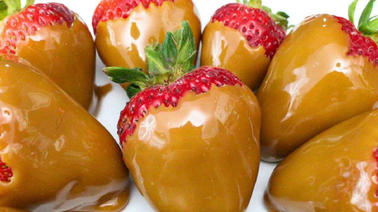 Caramel Candied Strawberries: Easy 2 Ingredient Recipe!