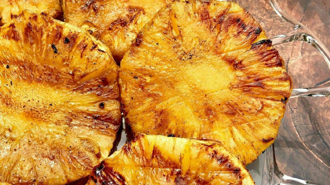 Healthy Grilled Pineapple Slices with Balsamic & Cinnamon