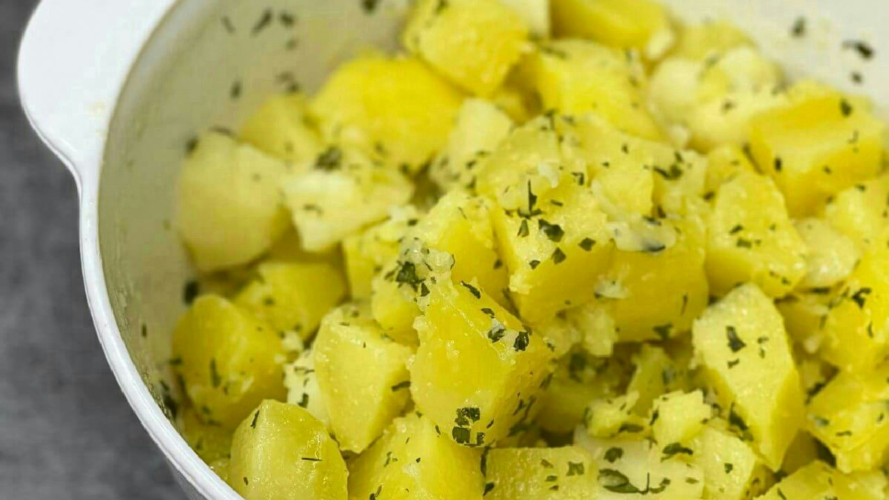 Old Fashioned Parsley Buttered Potatoes (Cartofi Natur)