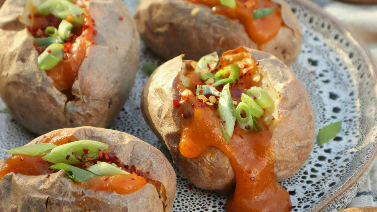 Oven baked potatoes with mango BBQ sauce - Cook ME free