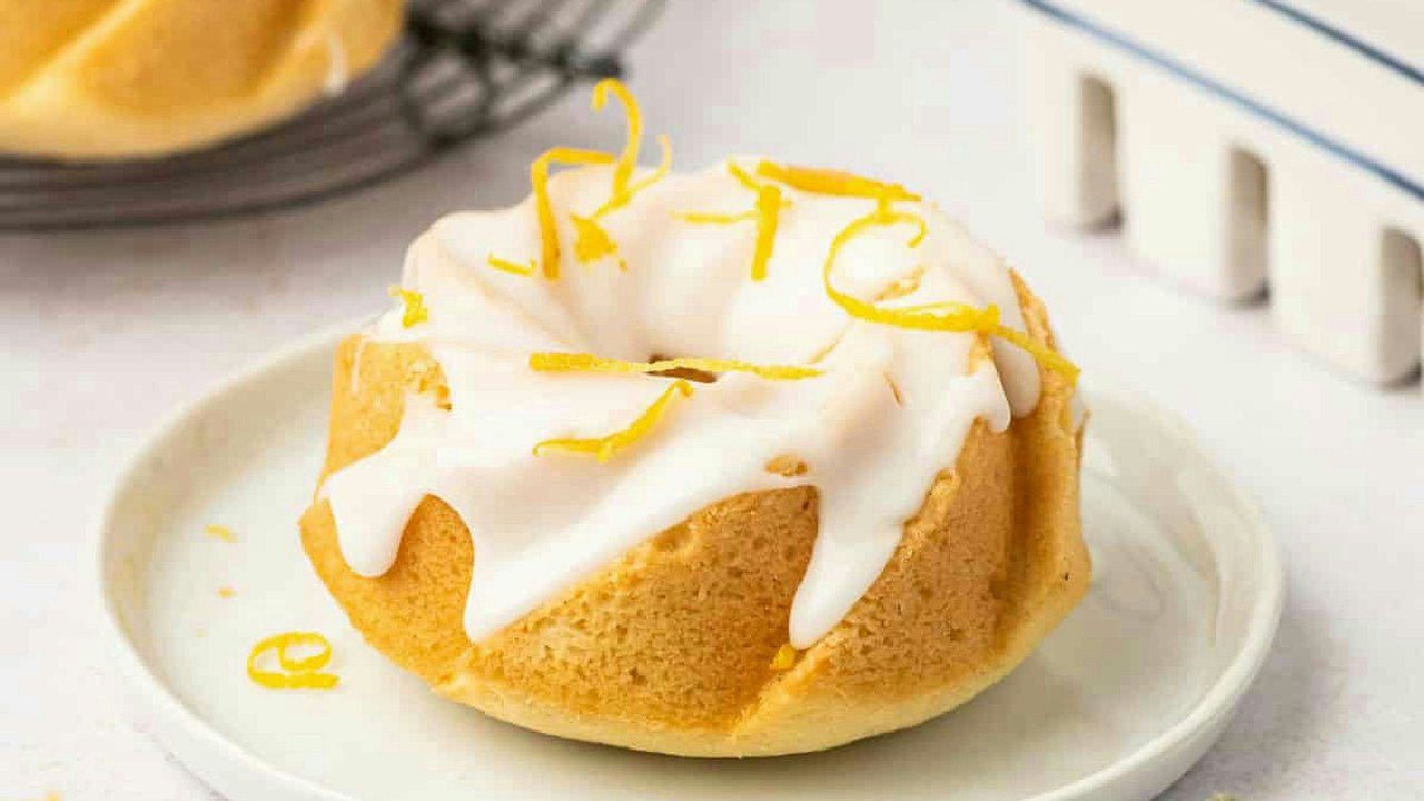Moist Lemon Mini Bundt Cakes (Easy Glazed Recipe) Moist Lemon Mini Bundt Cakes (Easy Glazed Recipe)