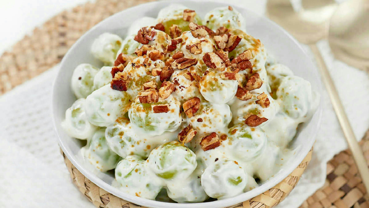 Easy Grape Salad Recipe Creamy & Crunchy