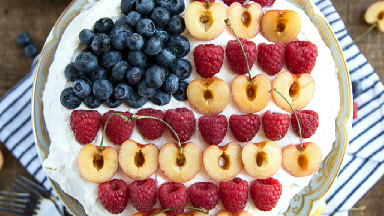 Berry Pavlova (with a flag design!)