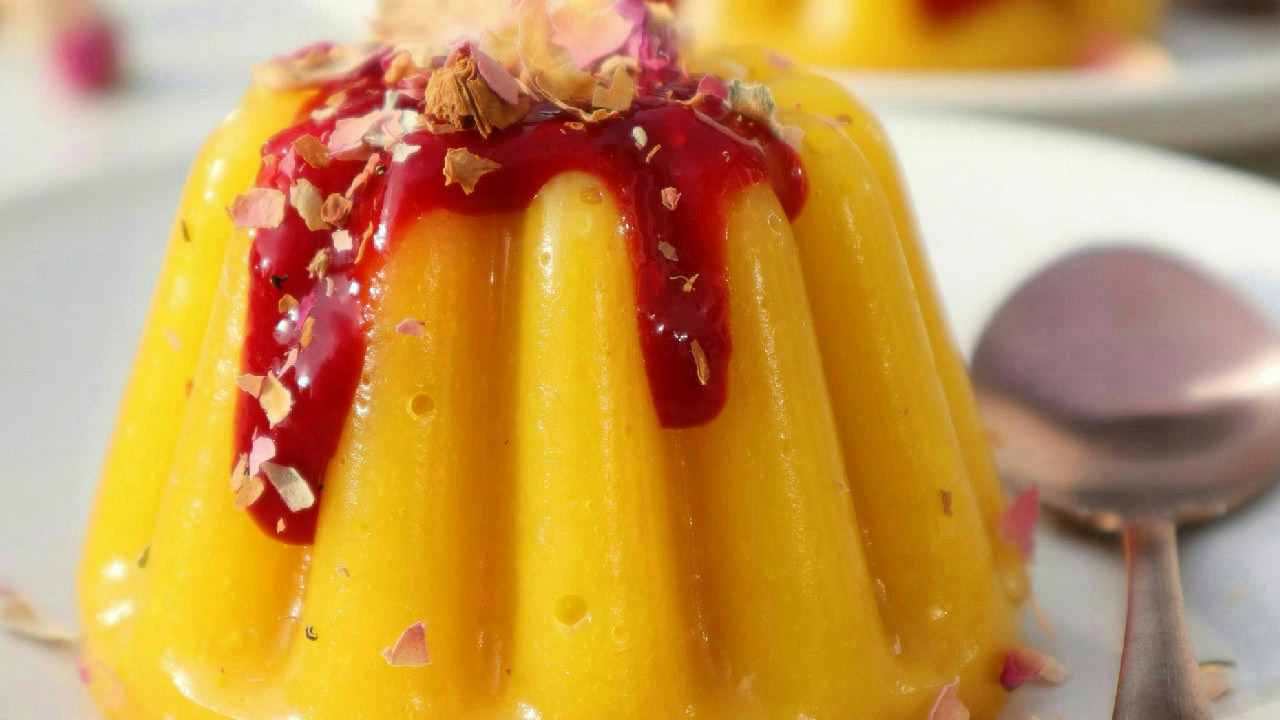 Vegan & fat-free mango pudding with raspberry sauce (no added sugar) Vegan & fat-free mango pudding with raspberry sauce (no added sugar)