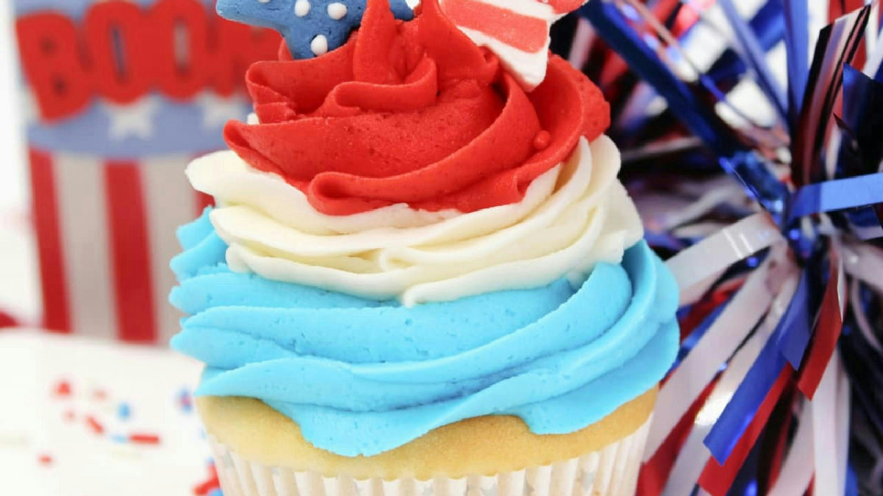 Red, White, and Blue Cupcakes with Patriotic Frosting