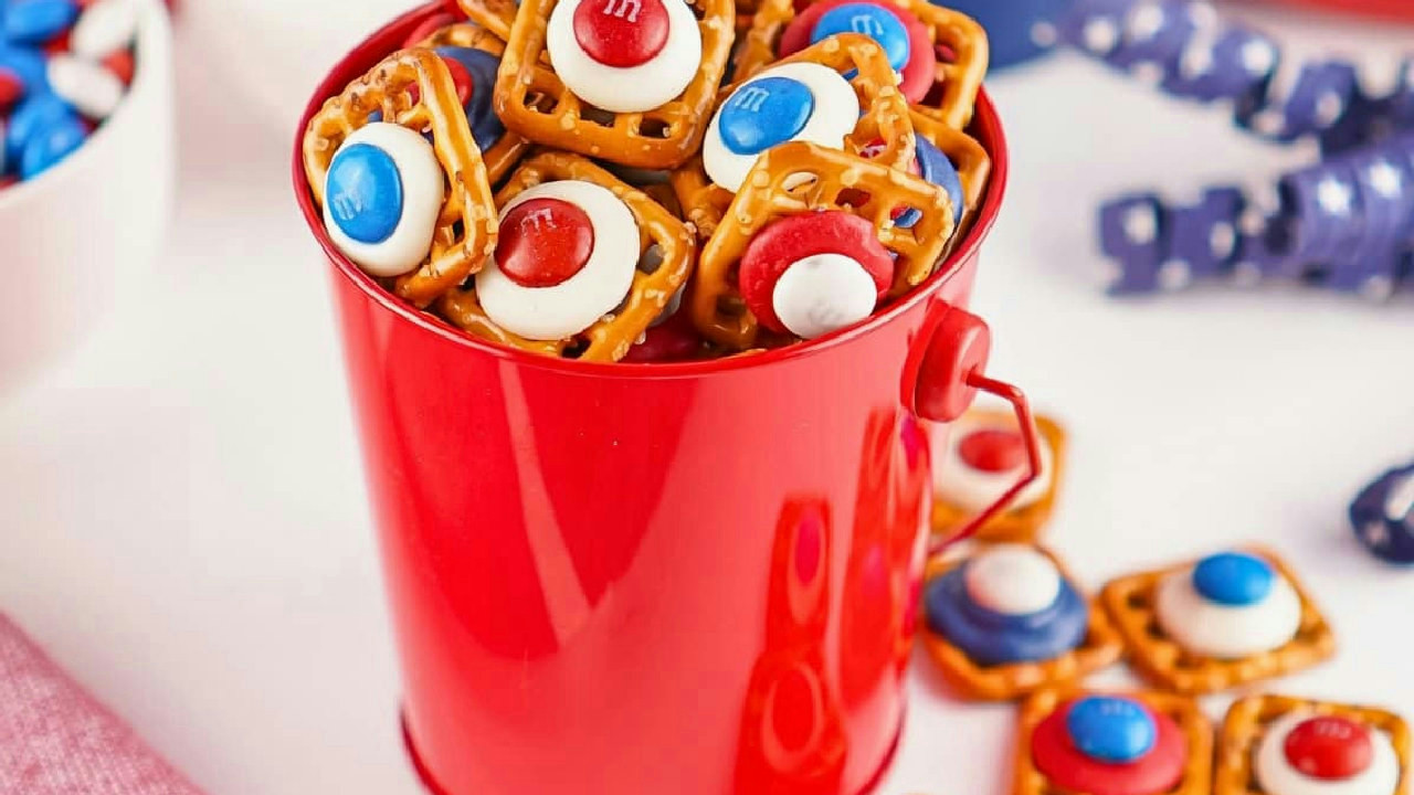 4th of July Pretzel and M&M Treats